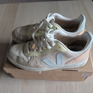 Veja Women's Sneakers - Cream and Tan